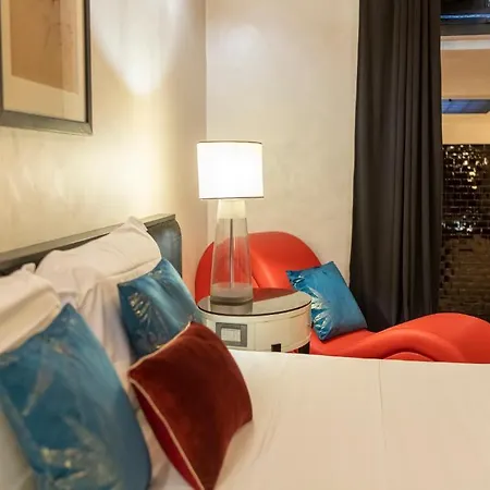 Cloe - A Due Passi Da Borghese