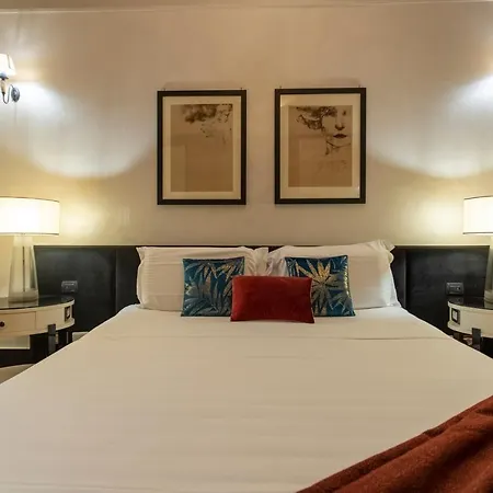 Cloe - A Due Passi Da Borghese